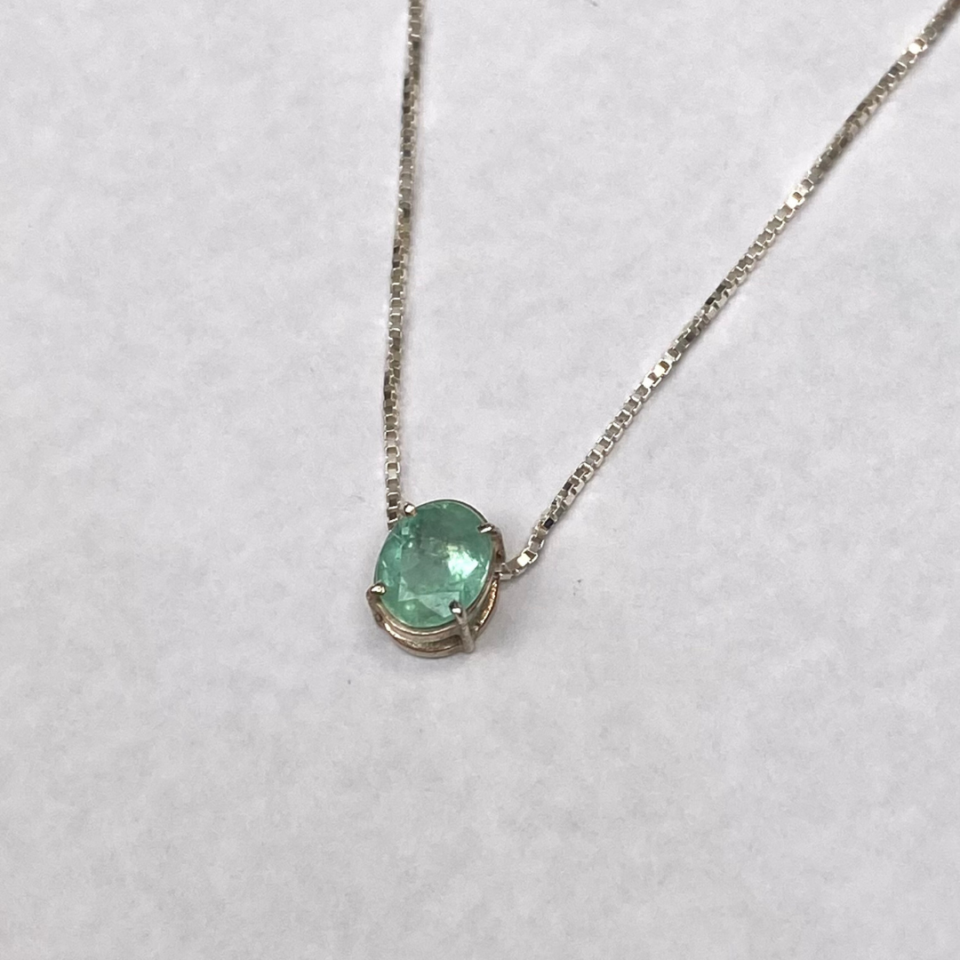 Colar e Pingente de Prata com Esmeralda Oval