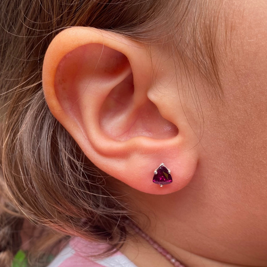 Brinco de Prata 950 com Granada Natural Trillion Pequeno