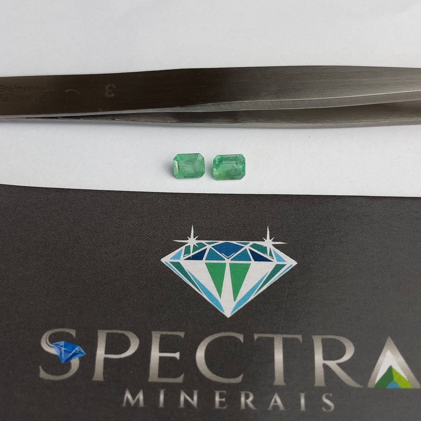 Par de Esmeraldas Naturais - Retangular - 6,6x 5,1mm /2,15ct .