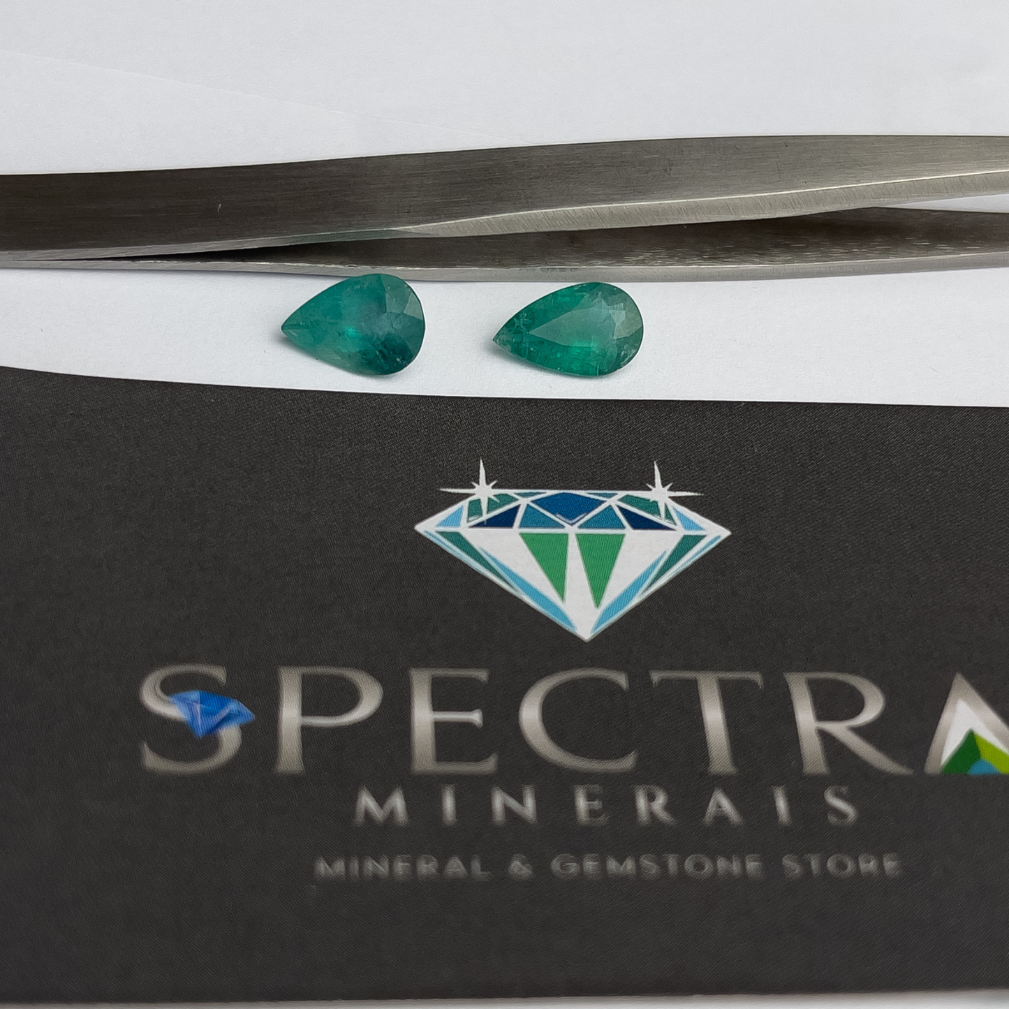 Par de Esmeraldas Naturais Gota- Lapidada - 3,5ct / 10,6 x 7,1 mm