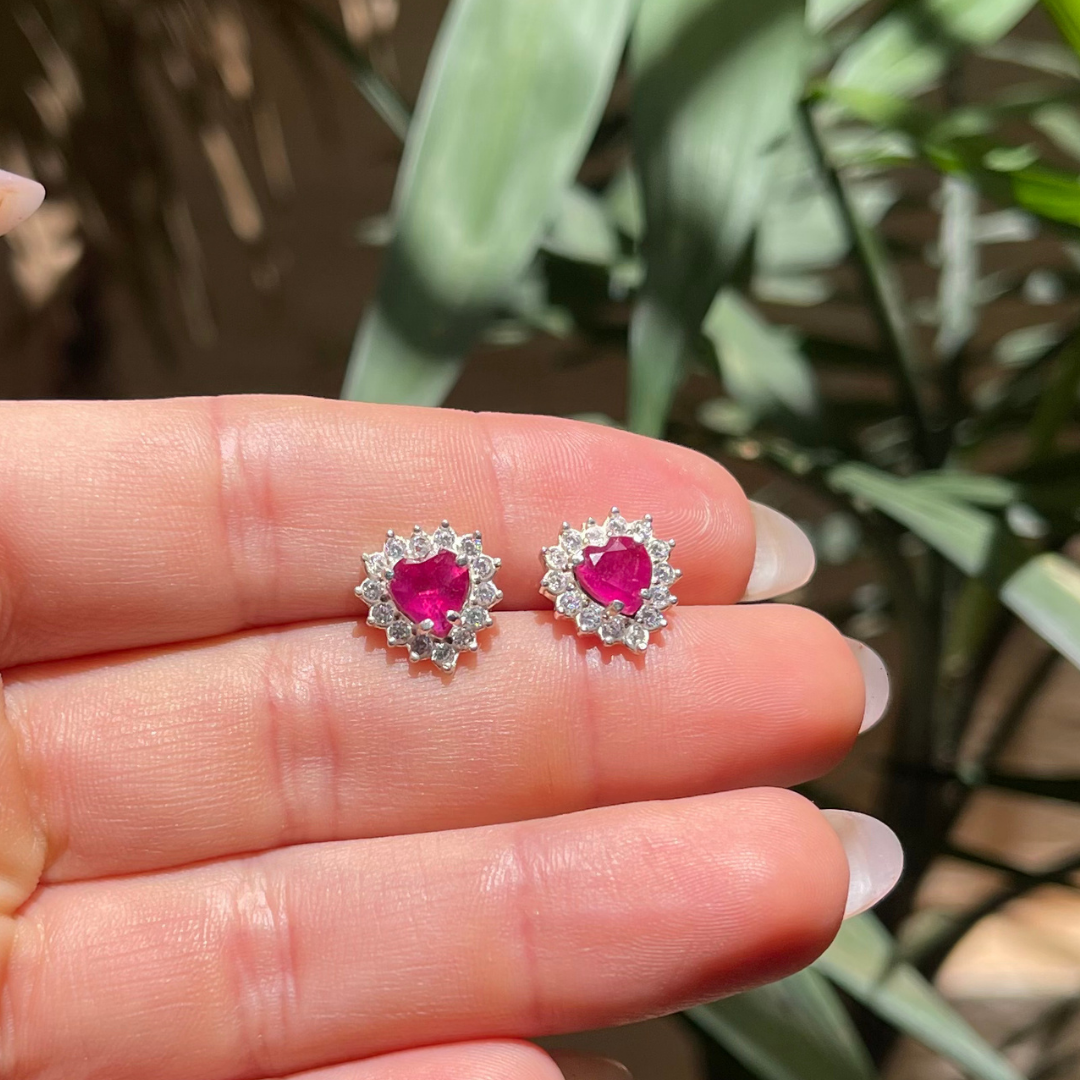 Brinco em Prata 950 com Rubi Natural – Lapidação Coração com Zircônias • 6 mm