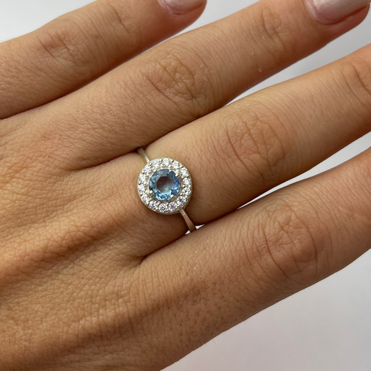Anel em Prata 950 com Topázio Azul Natural Redonda 6 mm com Zircônias
