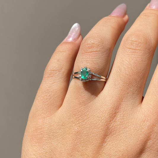 Anel em Prata 950 com Esmeralda Natural Oval 5 × 4 mm com Zircônias
