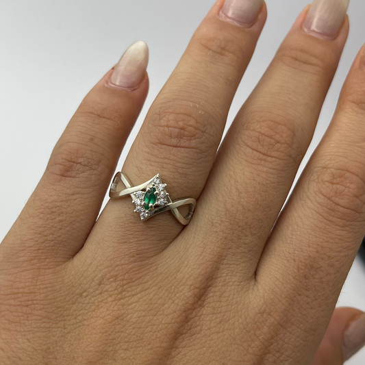 Anel em Prata 950 com Esmeralda Natural Navete 4 x 2 mm com Zircônias