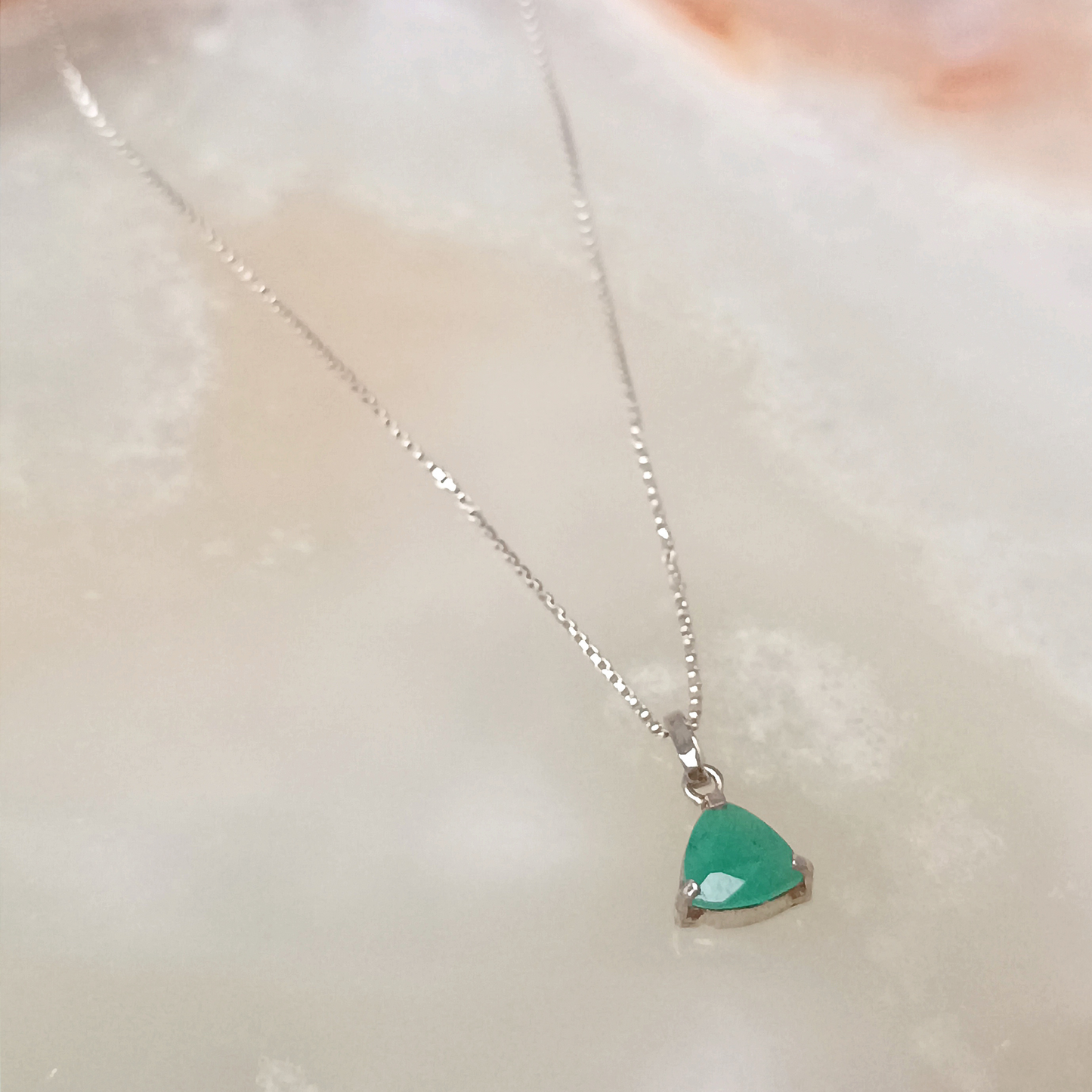 Colar de prata com Esmeralda Trillion