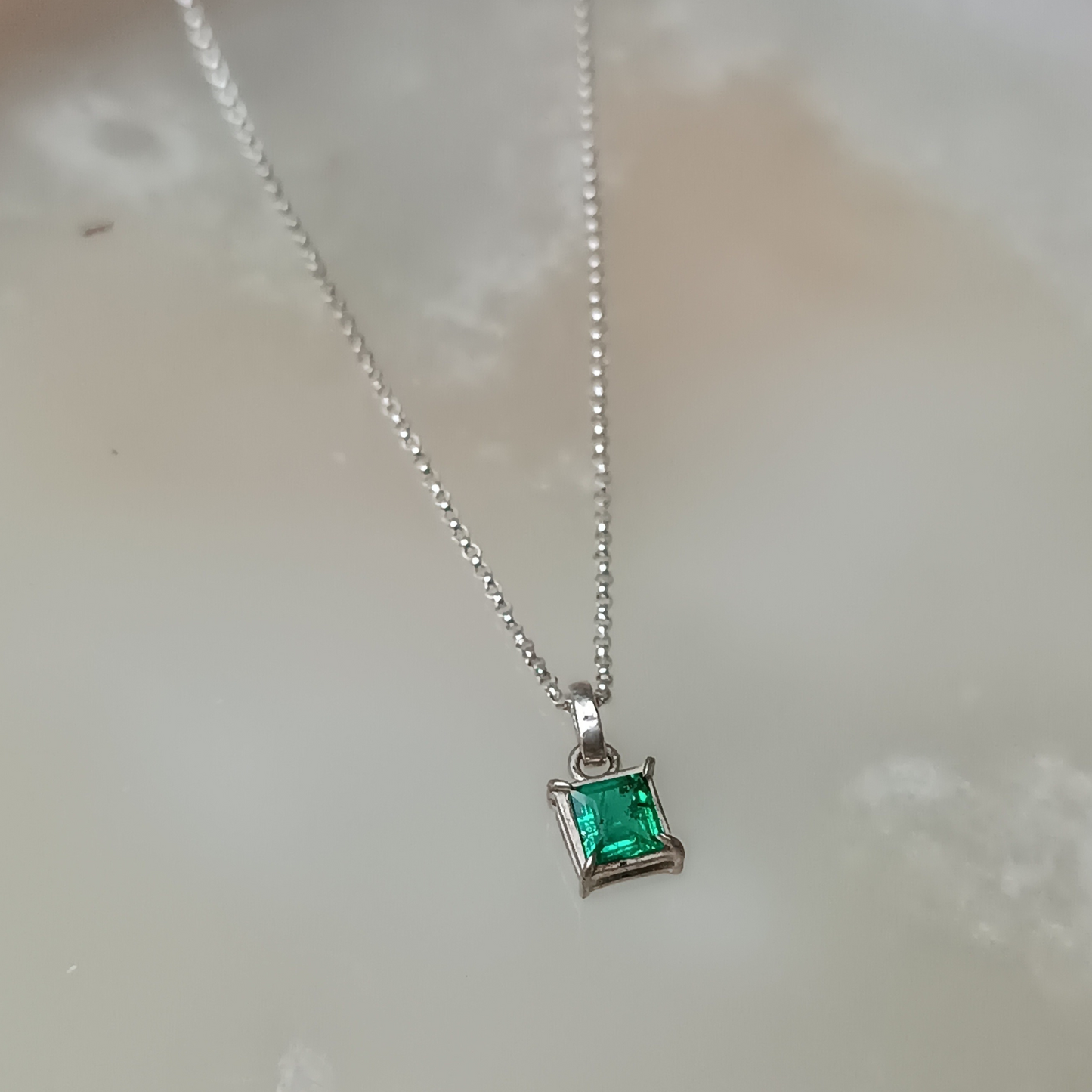 Colar de prata com Pingente Esmeralda Quadrada