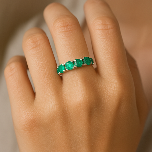 Anel Meia Aliança de Prata 950 com Esmeraldas Naturais