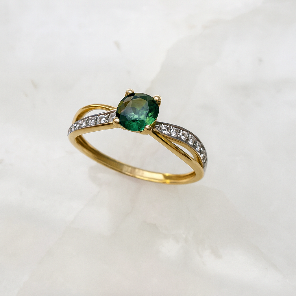 Anel de Ouro 18K com Turmalina Verde e Zircônias Naturais