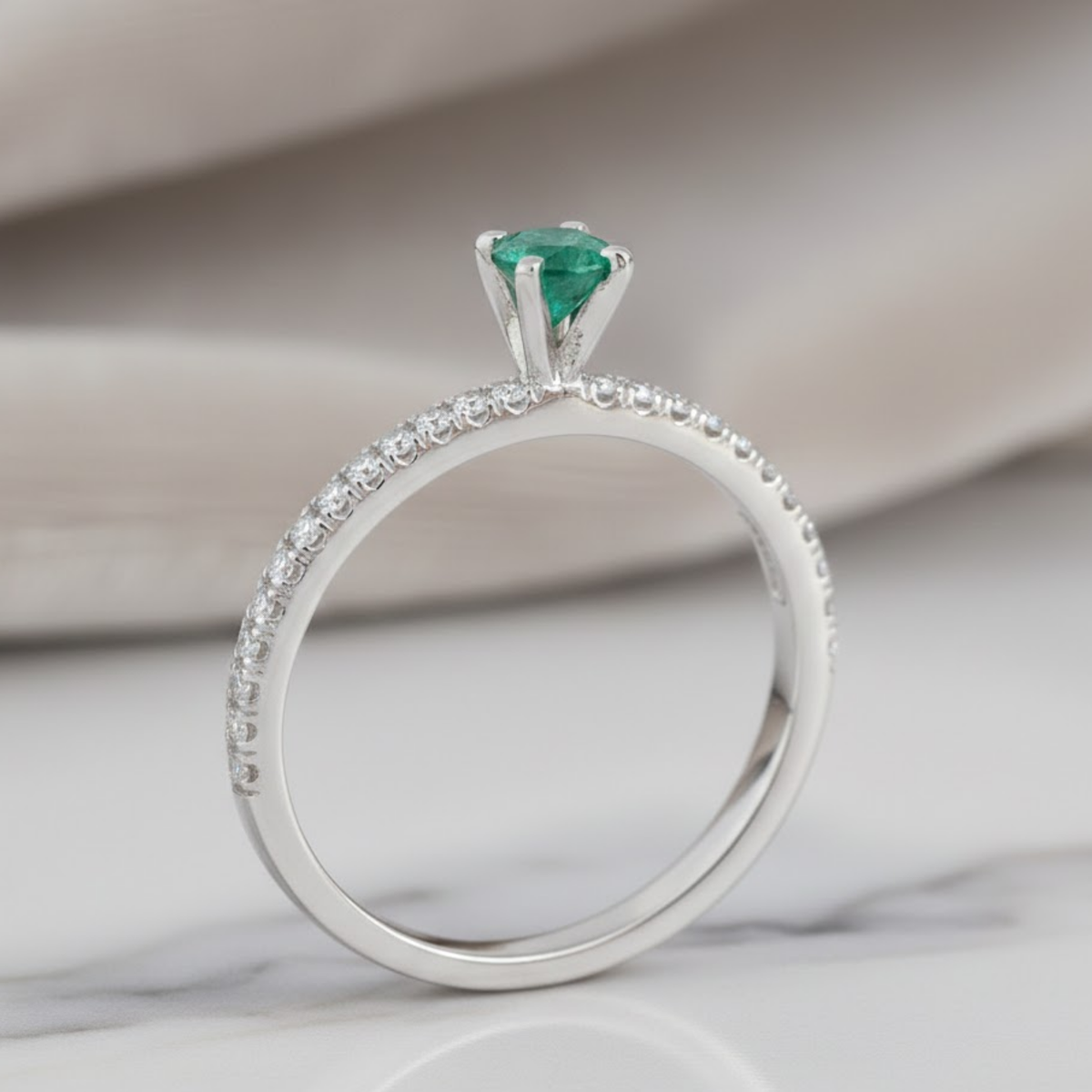 Solitário de Prata 950 com Esmeralda Natural e Zircônias