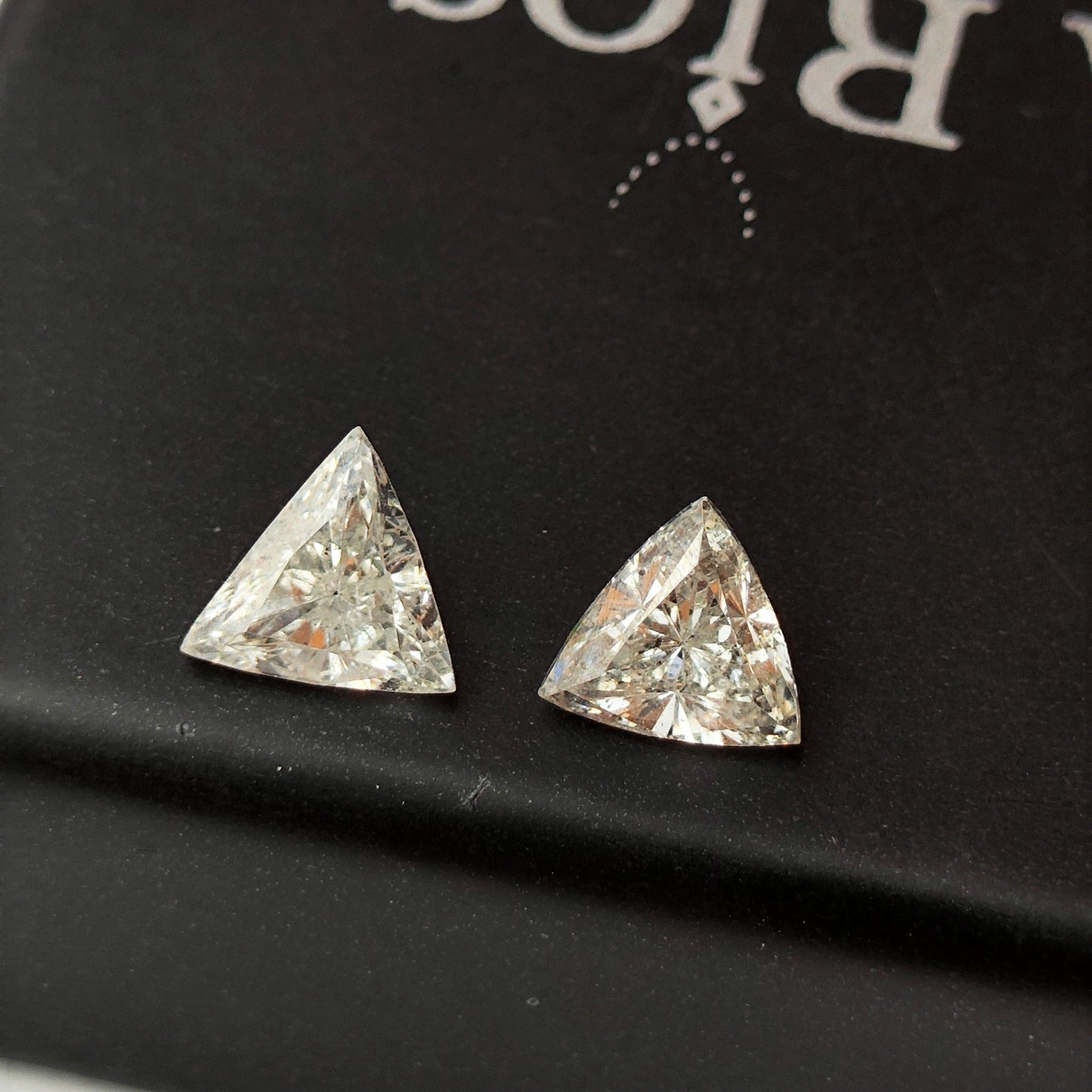 Par de Diamante Natural Branco - Trillion / 144 pontos (6,2 mm)