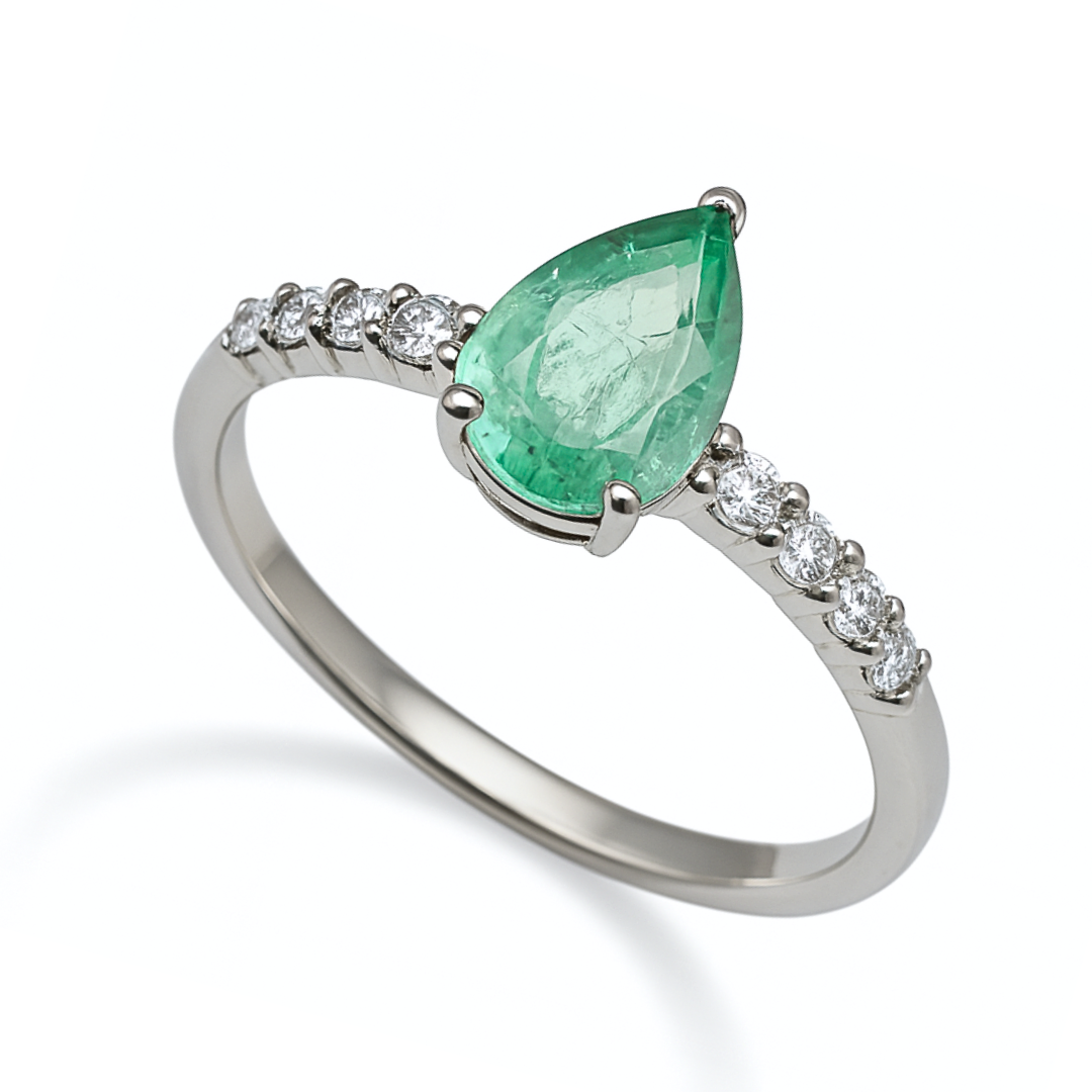 Anel de Prata 950 com Esmeralda Natural Gota e Zircônias