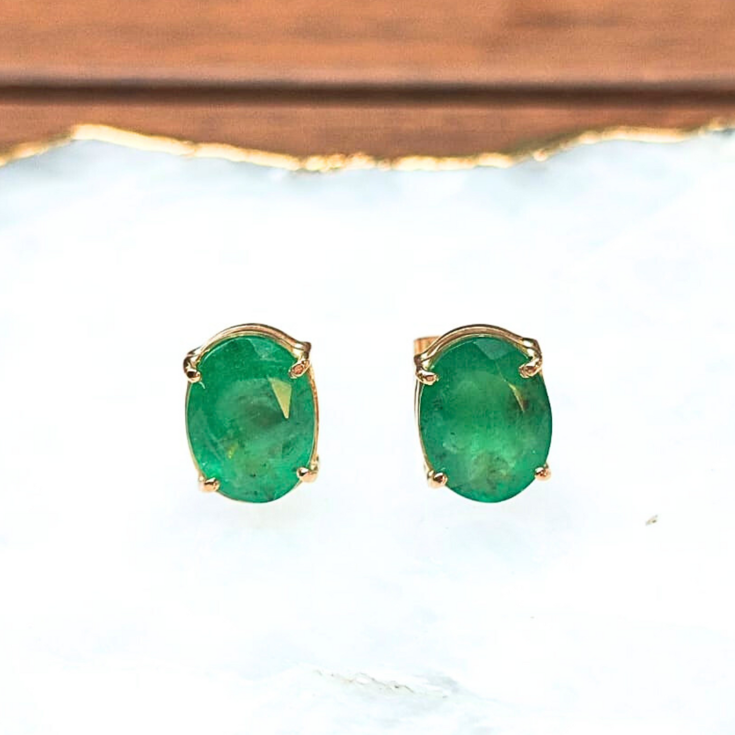 Brincos de ouro 18 K com Esmeraldas naturais 8 x 6 mm