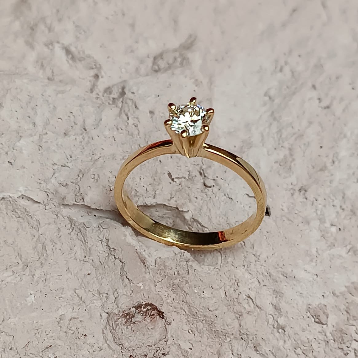 Anel Solitário: Ouro 18K com diamante Natural (0,40 ct)