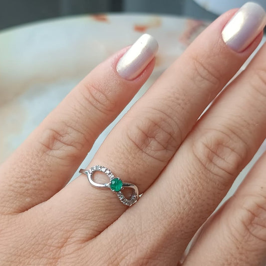 Anel infinito: Ouro Branco 18K com Esmeralda e diamantes Naturais