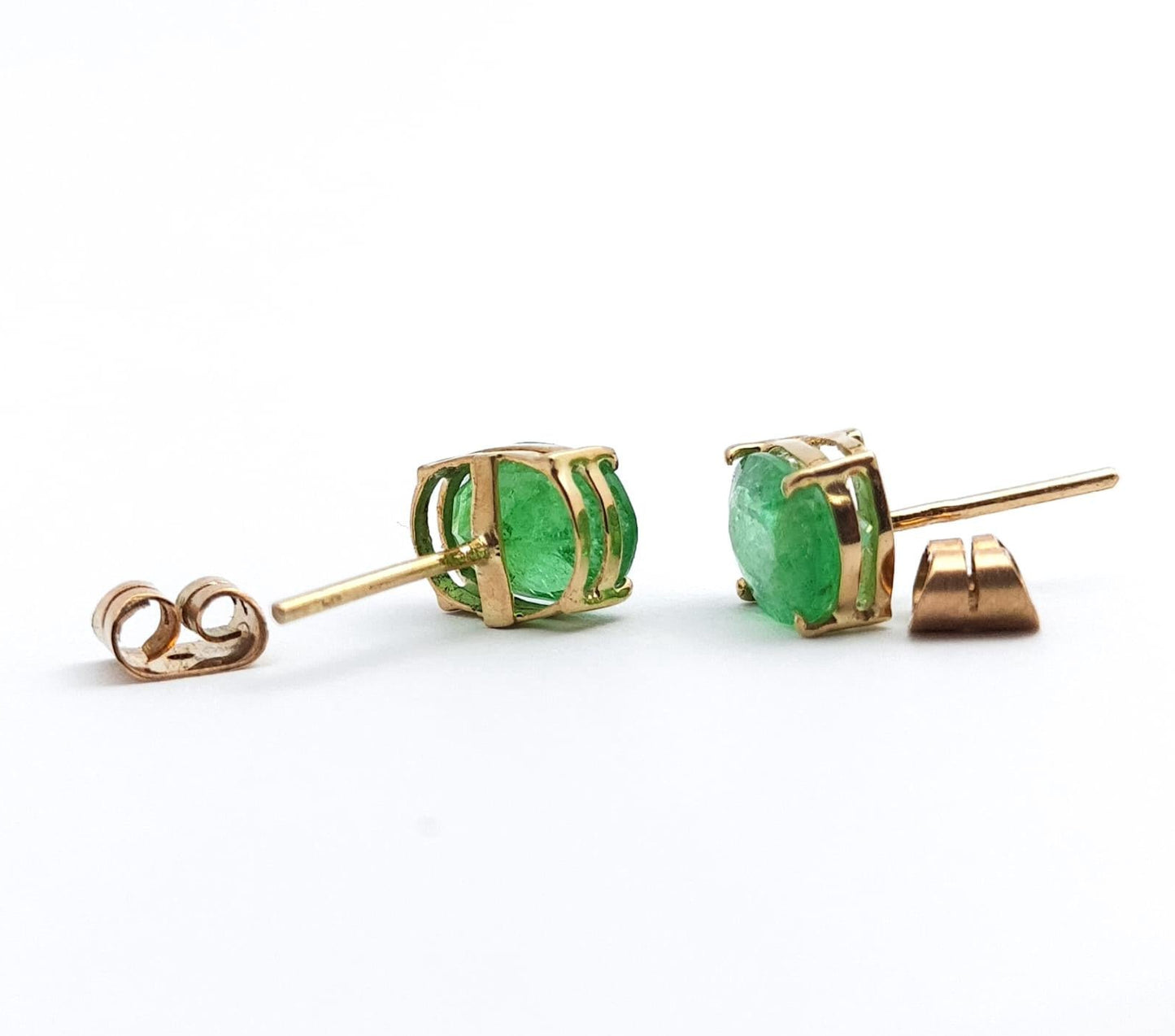 Brincos de ouro 18 K com Esmeraldas naturais 8 x 6 mm