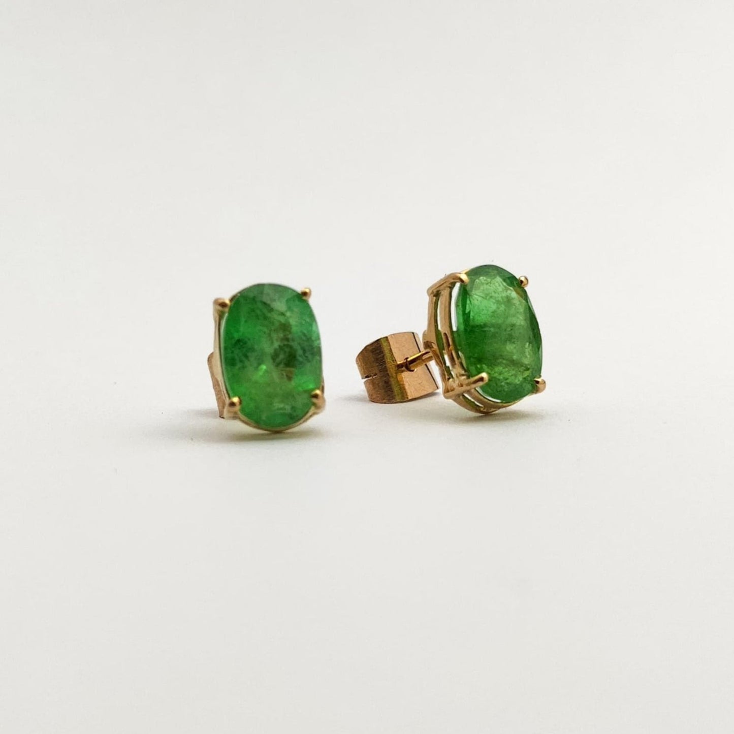 Brincos de ouro 18 K com Esmeraldas naturais 8 x 6 mm