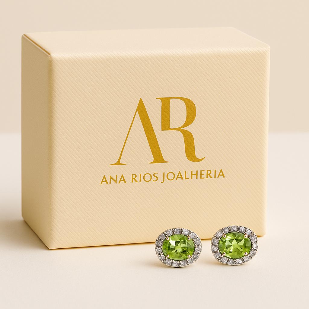 Brinco de Prata com Peridoto (crisólita) Oval e Zircônias