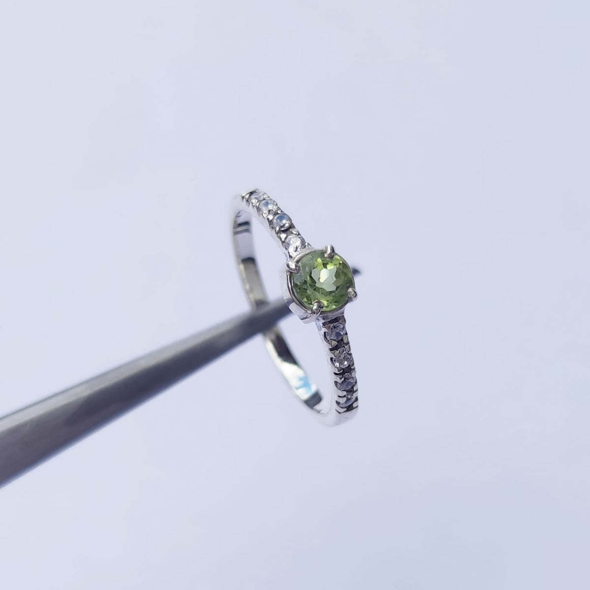 Anel de Prata 950 com Peridoto Natural e Zircônias