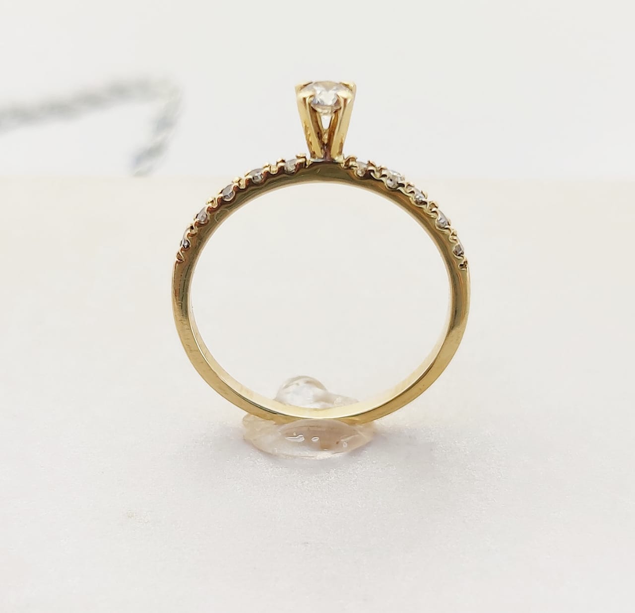 Anel Solitário de Ouro 18k com Diamantes Naturais