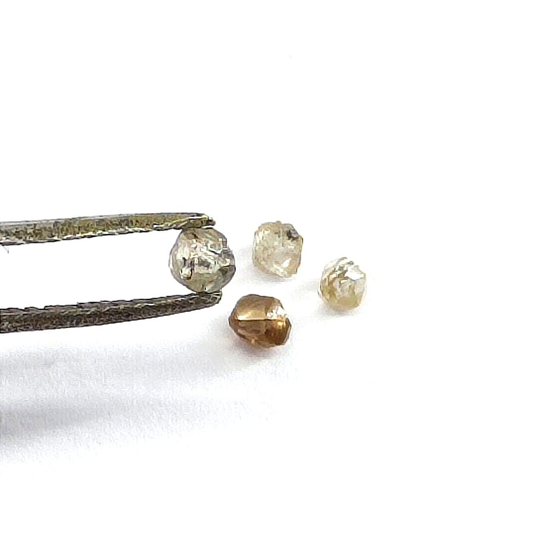Diamante natural bruto / 10 a 15 pontos (2 - 2,5 mm)