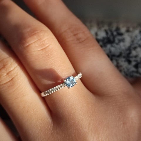 Solitário de Prata com Água-marinha Natural e Zircônias