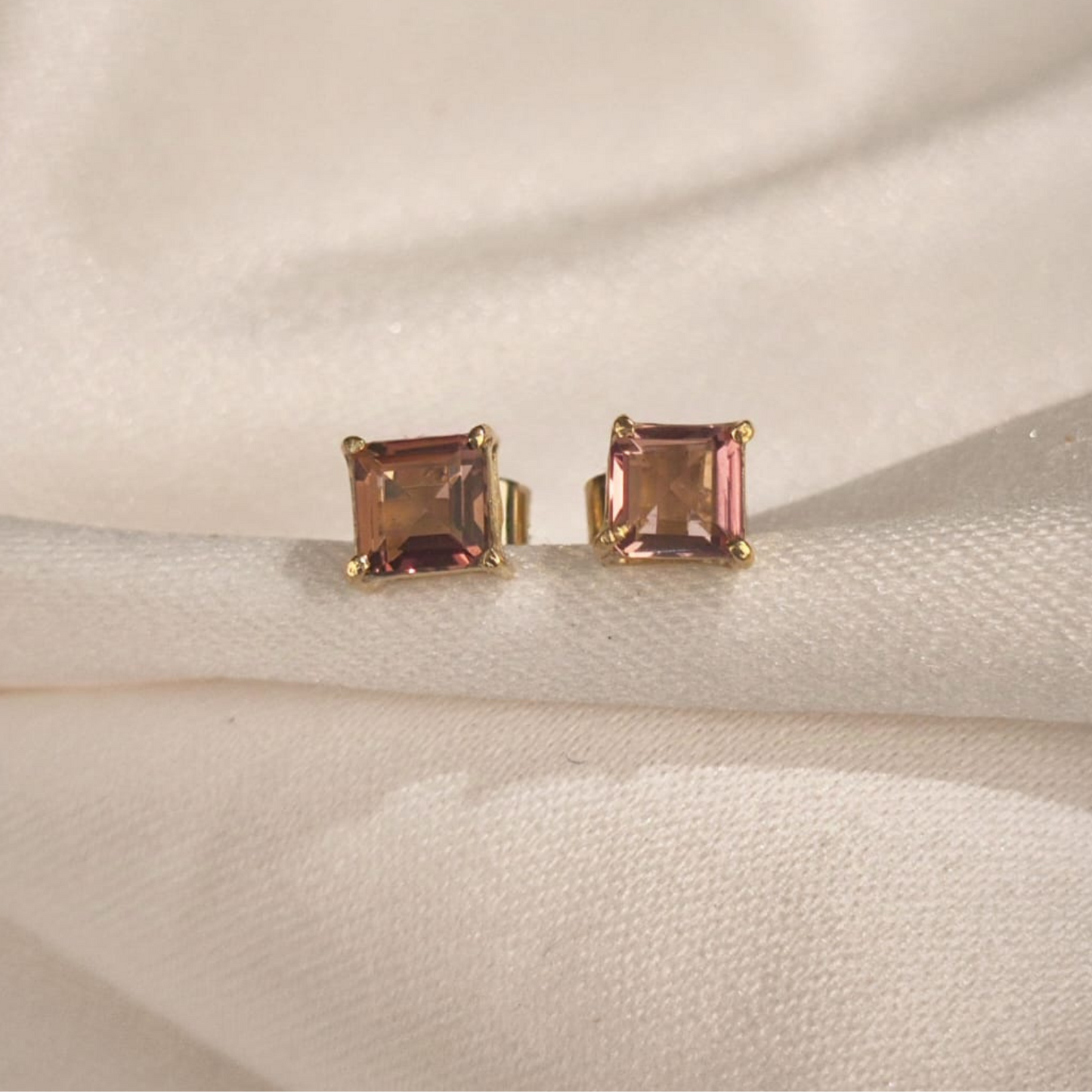 Brincos de ouro 18 K com rubelitas naturais 4x4 mm