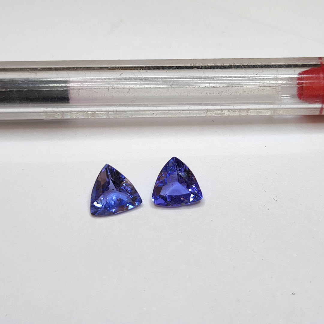 Par de Tanzanitas Naturais Lapidadas – Formato Trillion – 5,8 mm – 1,38 ct o par