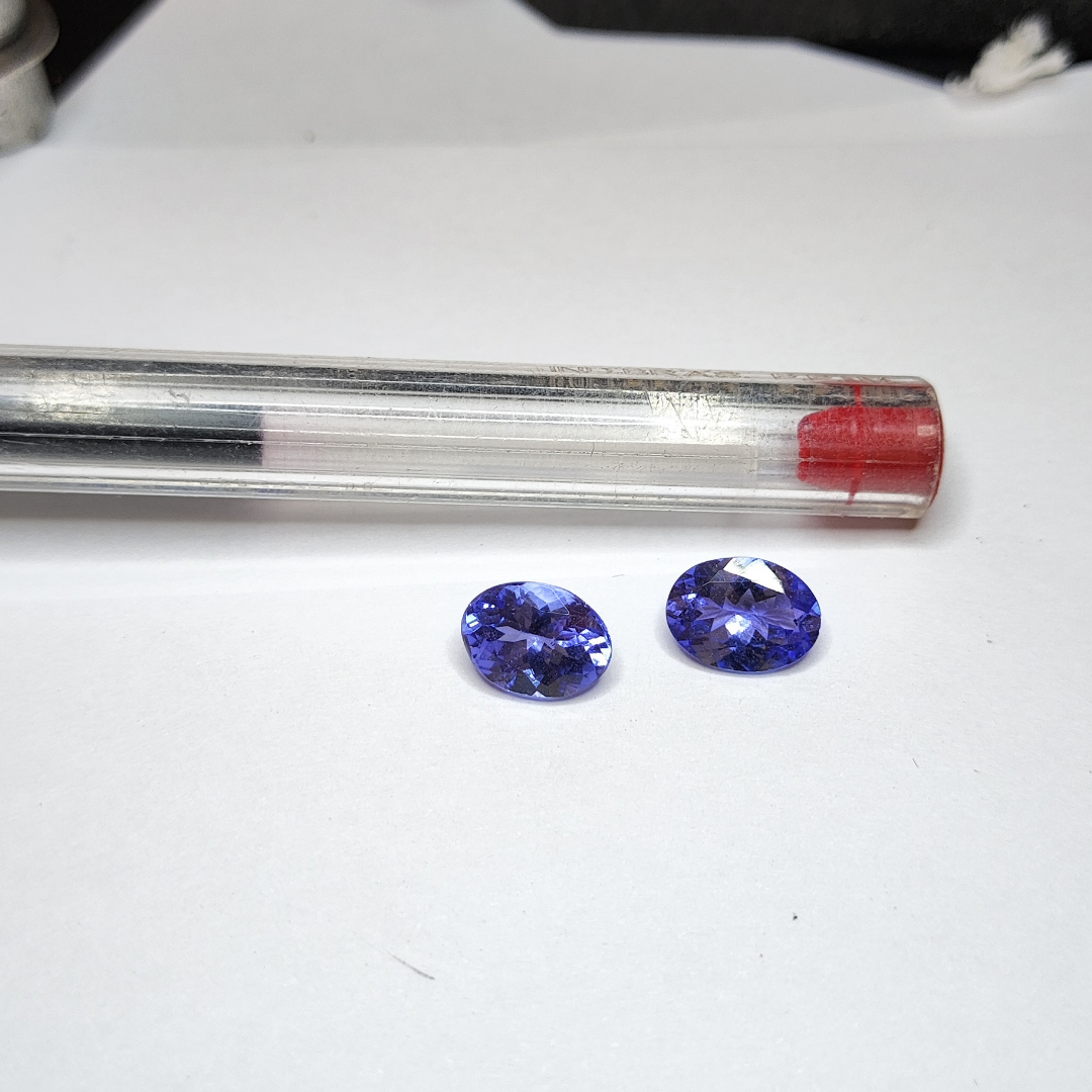 Par de Tanzanita Natural Lapidada – Oval   – 8,2 x 6 mm - 2,66 ct