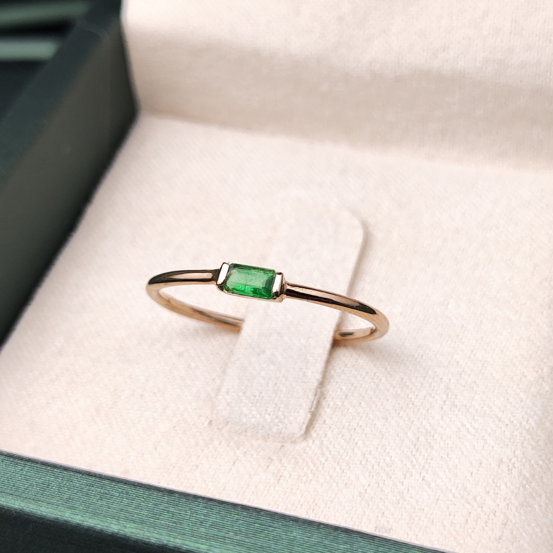 Anel em Ouro Amarelo 18k com Esmeralda Natural – Lapidação Retangular (Baguete)