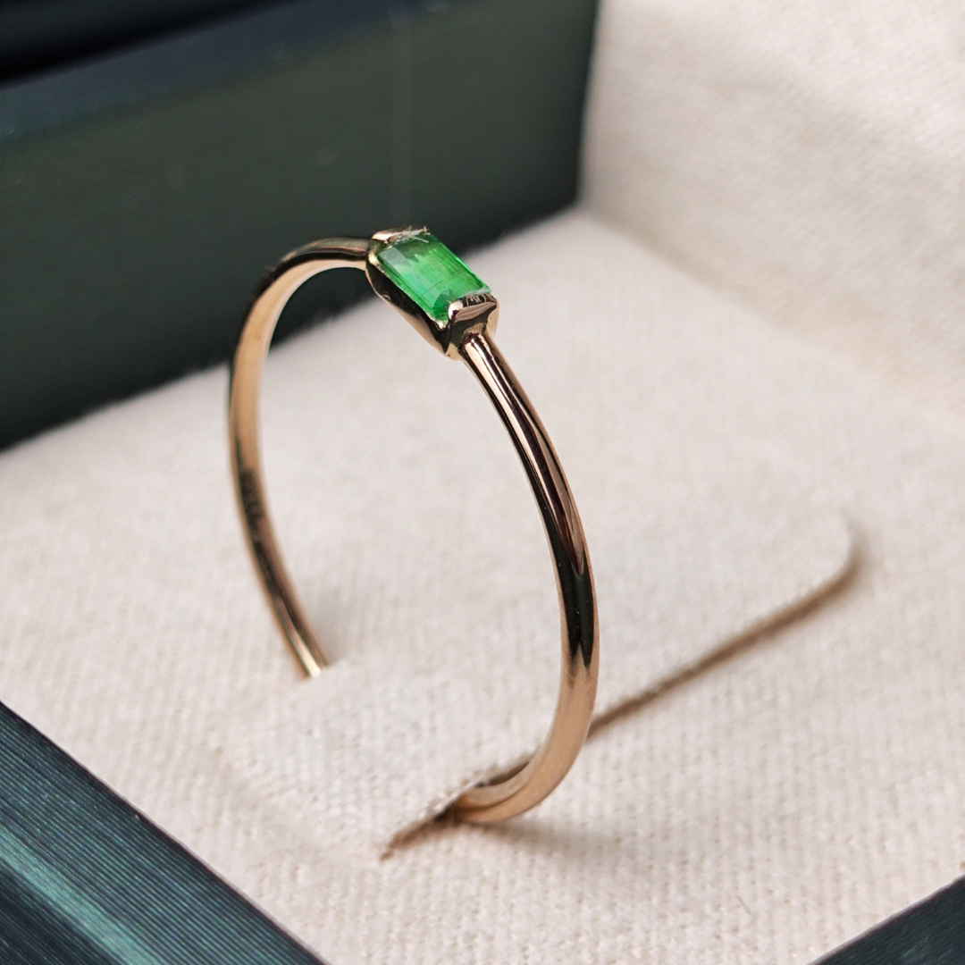 Anel em Ouro Amarelo 18k com Esmeralda Natural – Lapidação Retangular (Baguete)