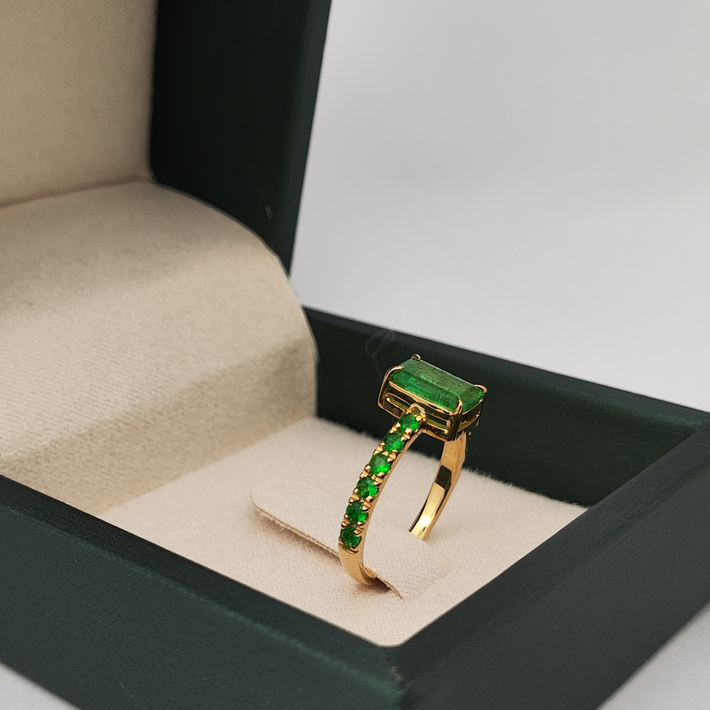 Anel Buisson em Ouro 18K com Esmeraldas Naturais