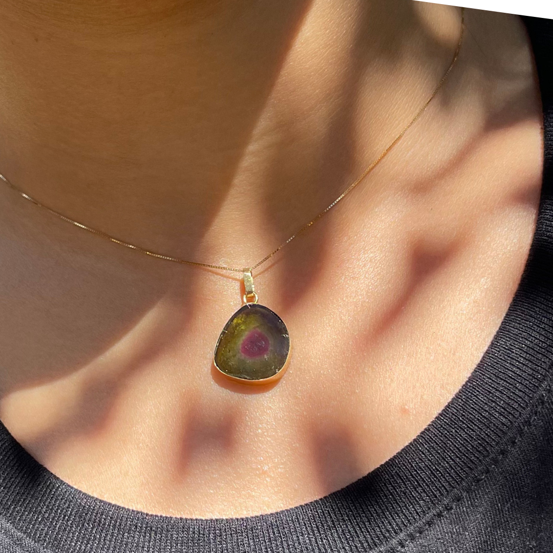 Colar em Ouro 18K com Turmalina Melancia Natural – 17 × 15 mm