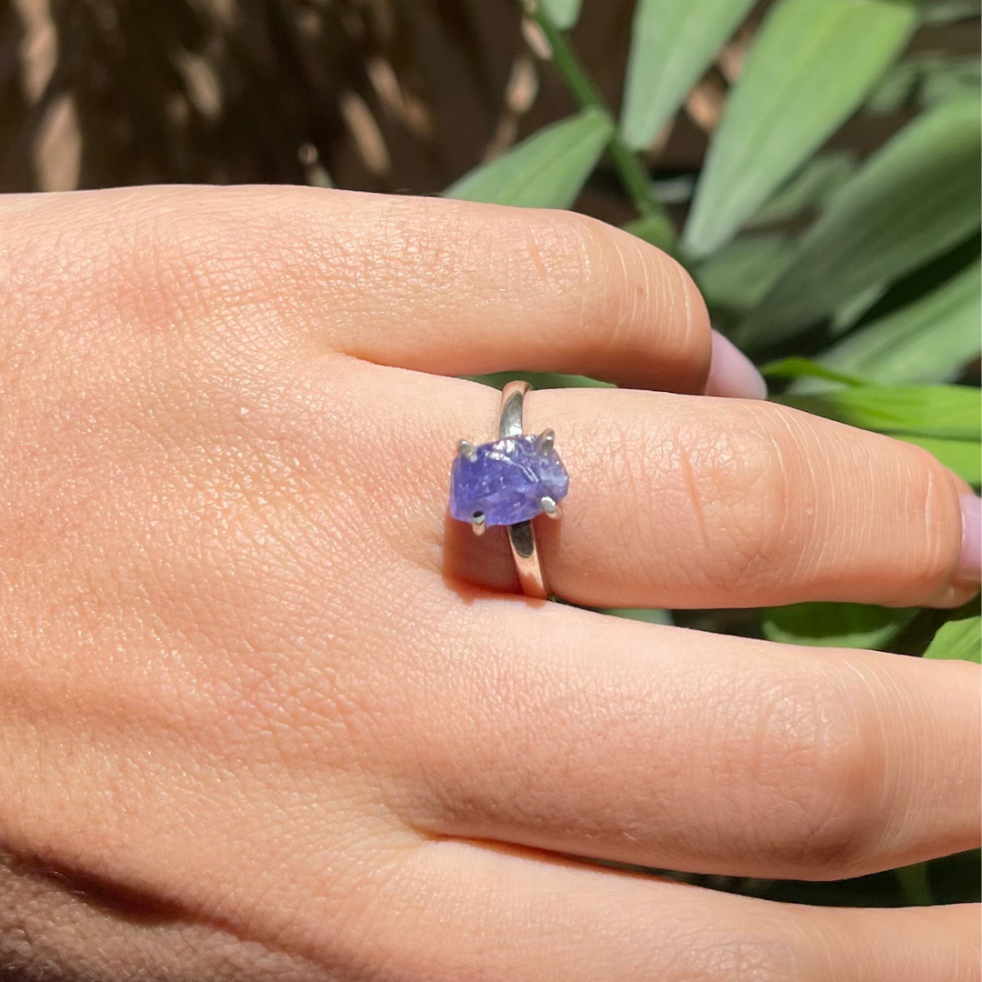 Anel em Prata 950 com Tanzanita Bruta Natural – 10 × 8 mm