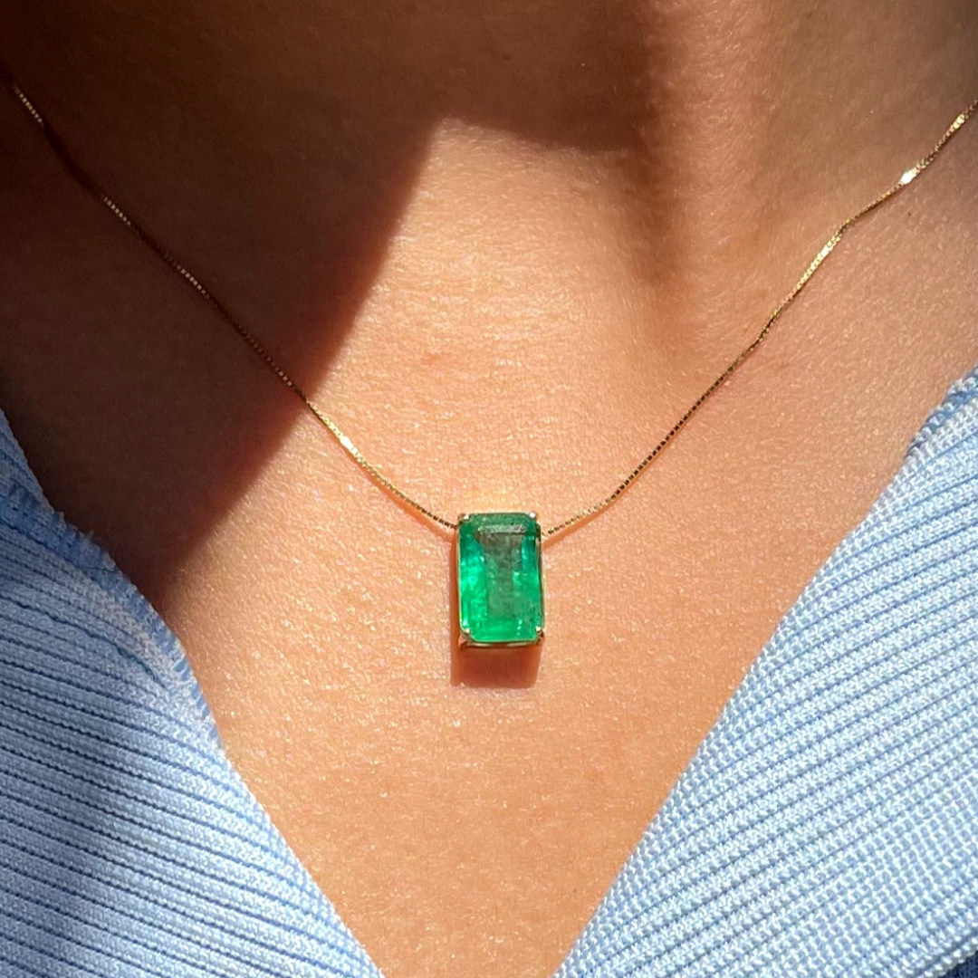 Colar em Ouro 18K com Esmeralda Natural Retangular – 10 × 7 mm (Qualidade Extra)