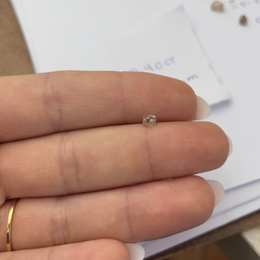 Diamante natural bruto / 40 pontos ( 3,4 mm )