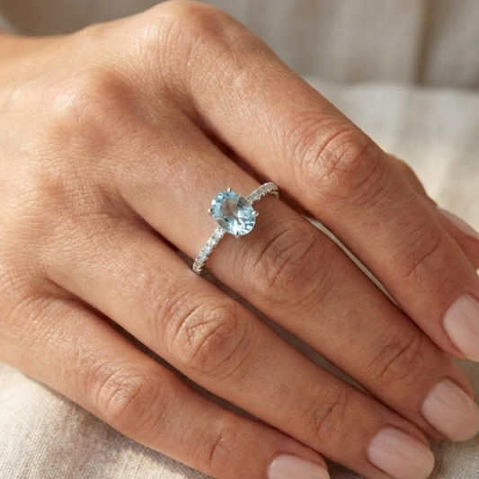 Anel de Prata 950 com Água-Marinha Natural Oval e Zircônias