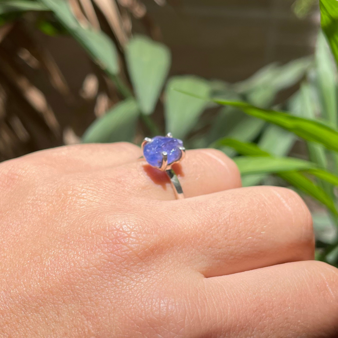 Anel em Prata 950 com Tanzanita Bruta Natural – 10 × 8 mm