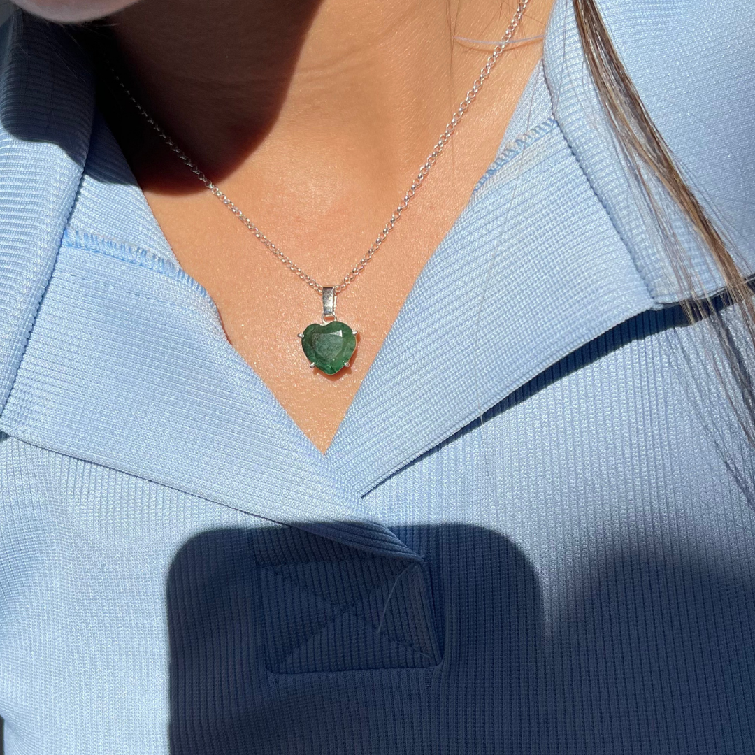Colar em Prata 950 com Esmeralda Natural – Lapidação Coração - 11 × 12 mm
