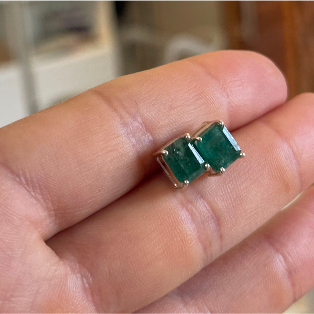 Brinco em Prata 950 com Esmeralda Natural de 7 x 6 mm