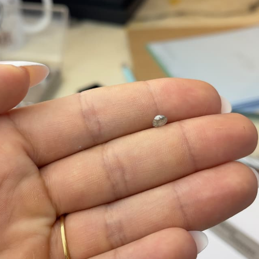 Diamante natural bruto / 65 pontos ( 5x 4 mm)