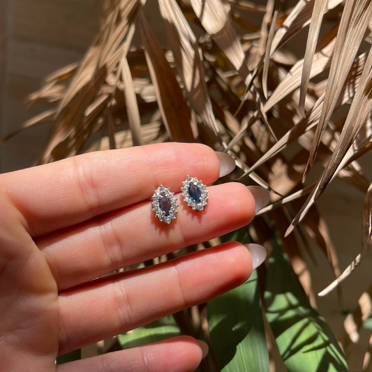 Brinco na Prata 950 com Safira Natural - Lapidação Navete com Zircônias