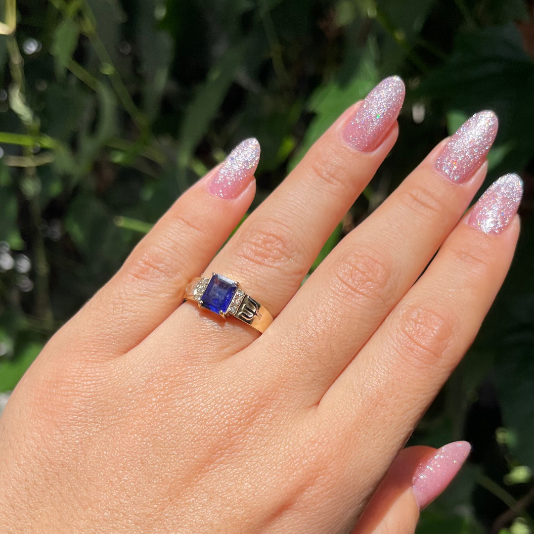 Anel de Formatura em Psicologia em Ouro com Safira Azul – Lapidação Retangular 7 × 5 mm