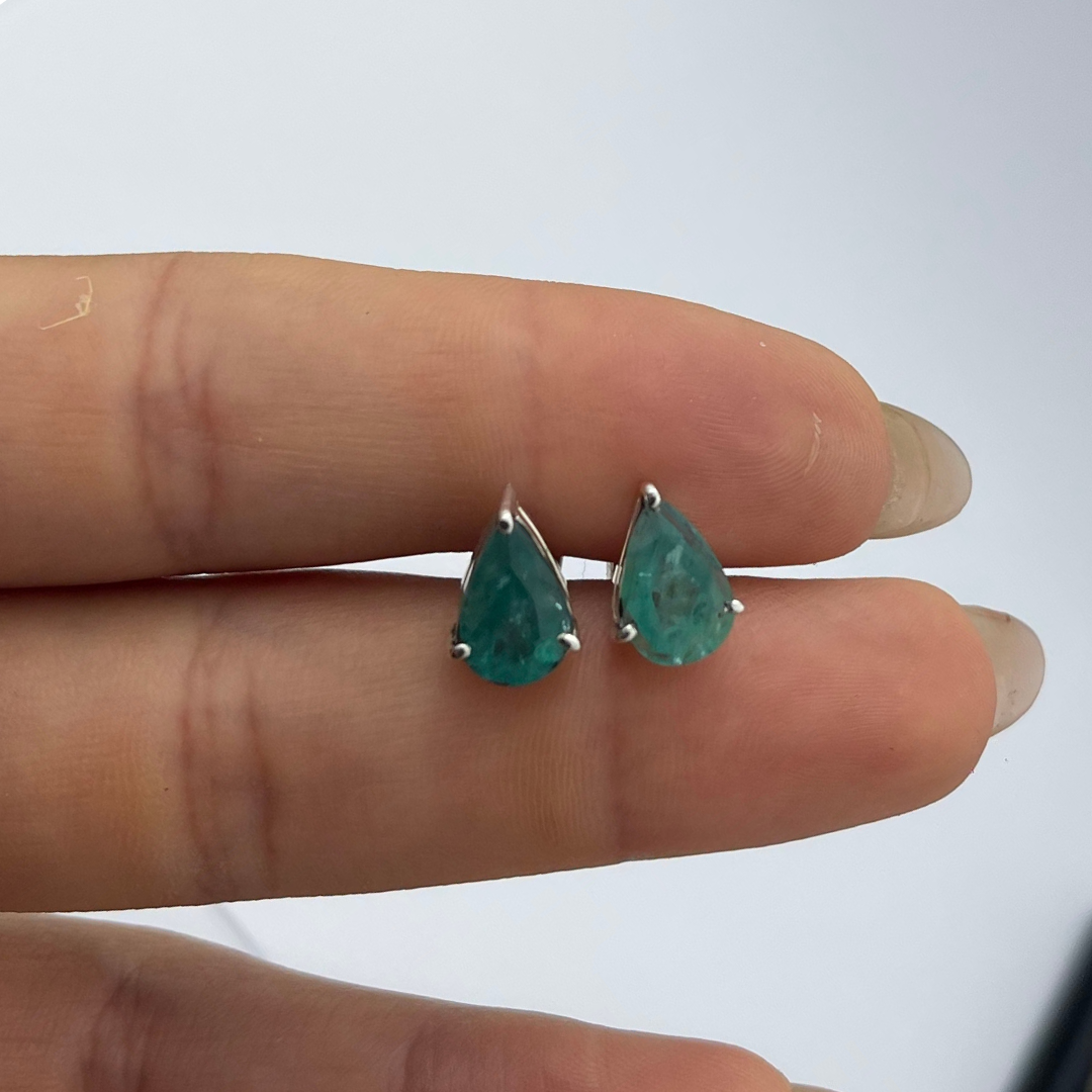 Brinco em Prata 950 com Esmeralda Natural – Lapidação Gota • 10 × 7 mm