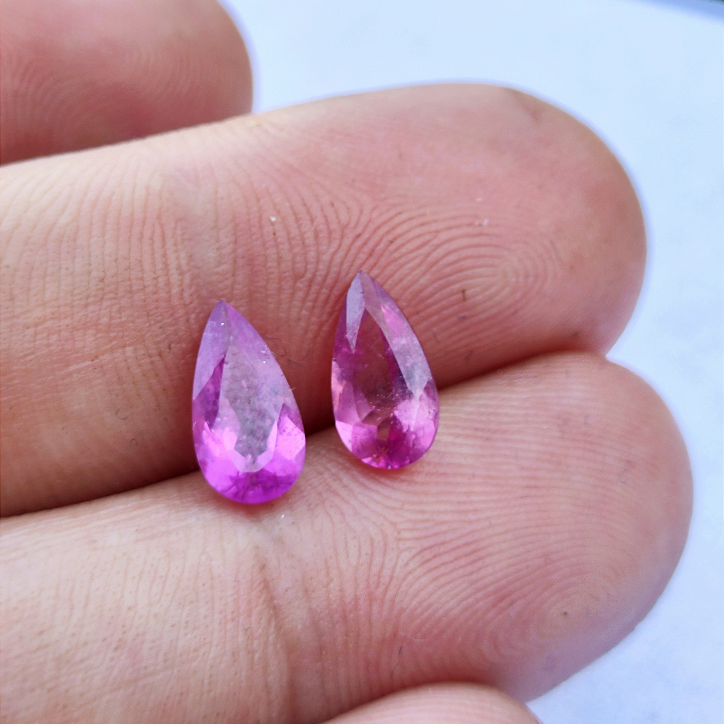 Par de Turmalina Rosa (Rubelita) Natural Lapidadas em Gota 2,47 ct / 9,5 x 4,5 mm