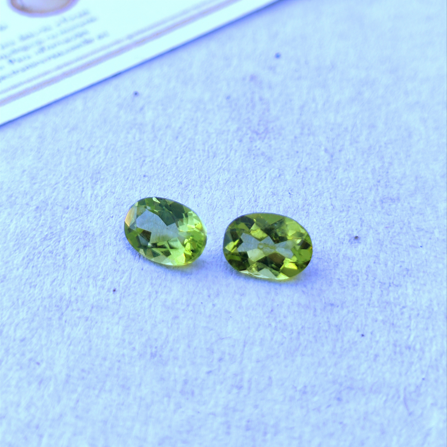 Par de Peridotos (crisólitas) Lapidados Ovais 1,65 ct (6,5 x 4,5 mm)