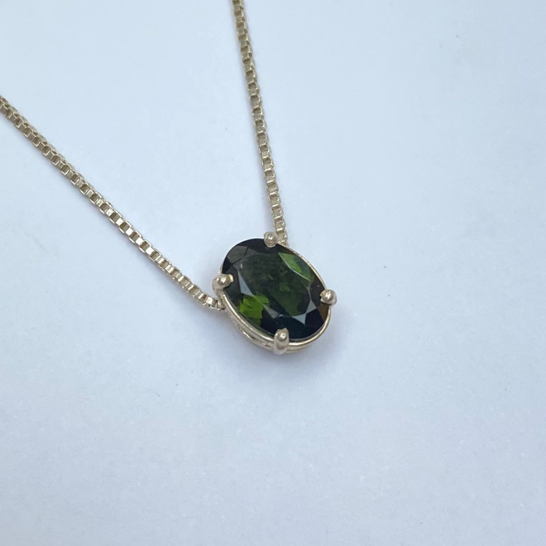 Colar e Pingente de Prata com Turmalina Verde Oval