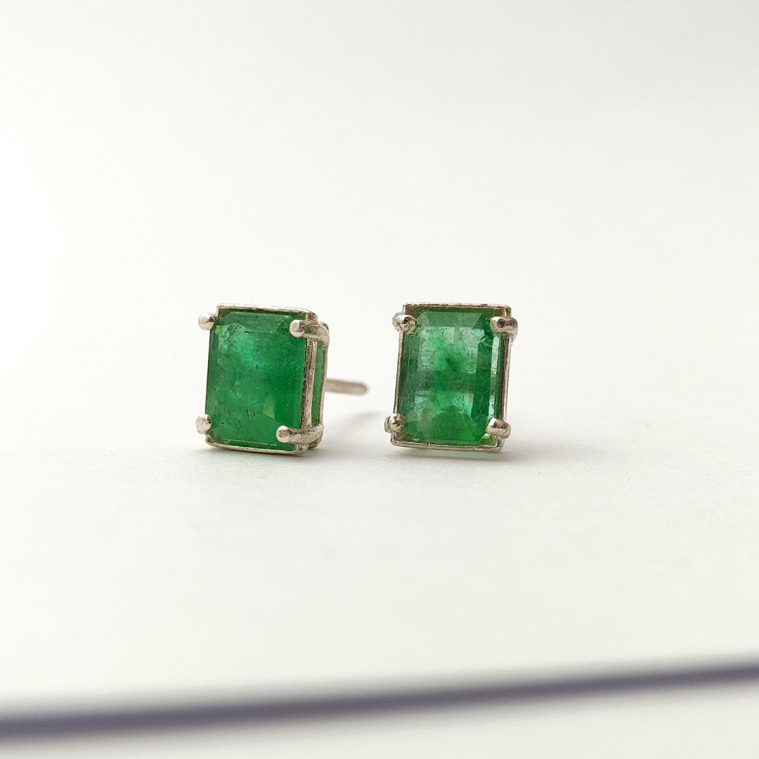 Par de Brincos em Prata 950 com Esmeralda Natural - Lapidação Retangular • 8 × 6 mm