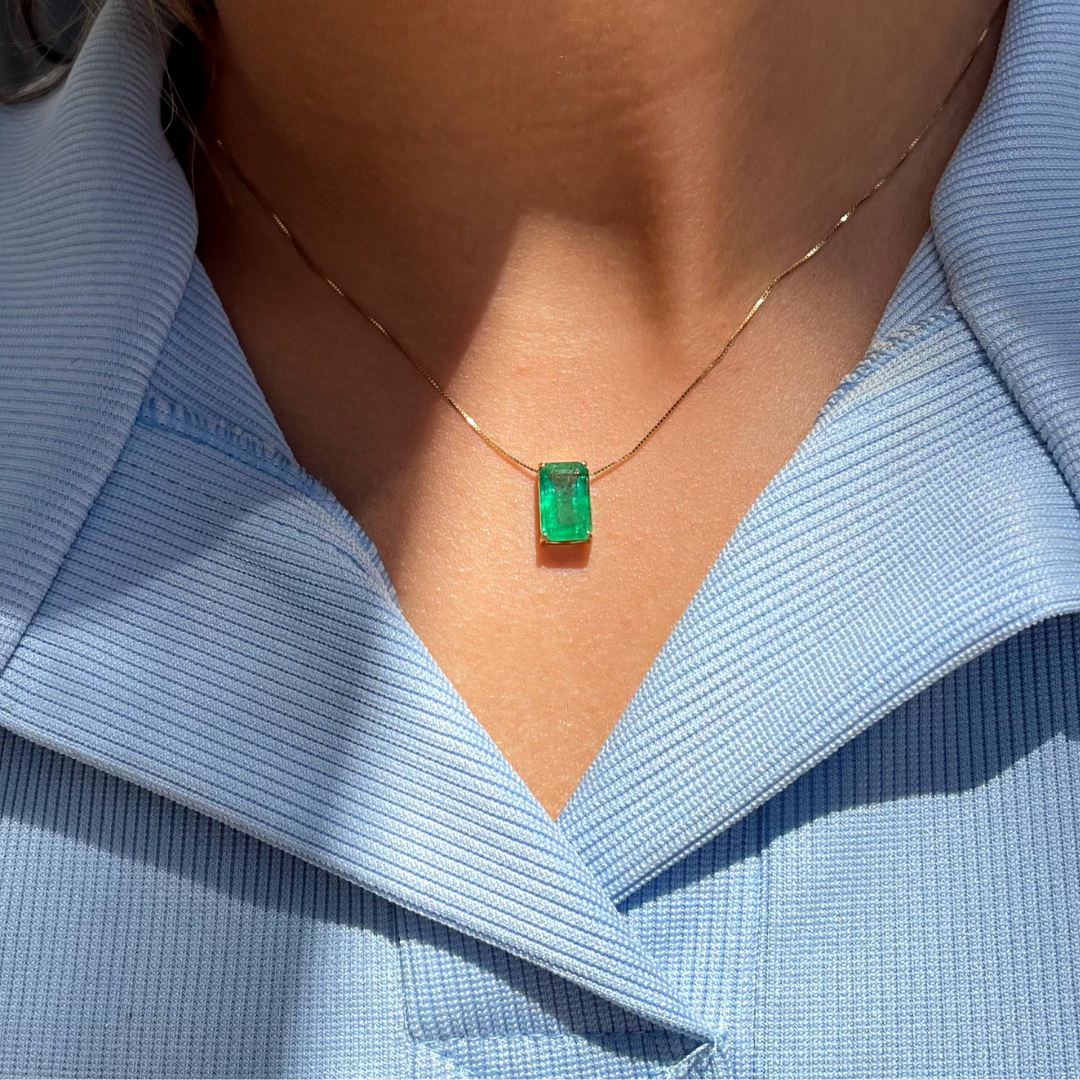 Colar em Ouro 18K com Esmeralda Natural Retangular – 10 × 7 mm (Qualidade Extra)