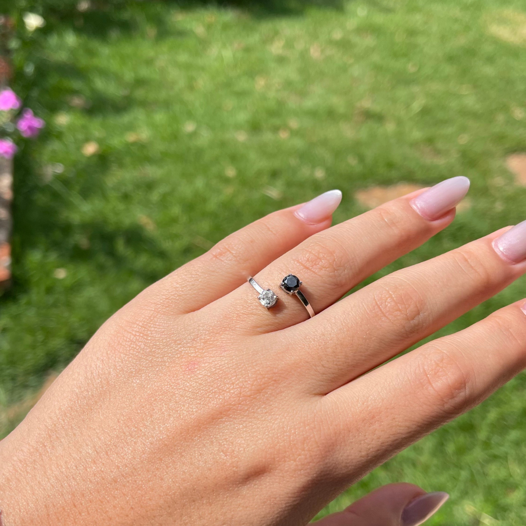 Anel em Ouro Branco 18K com Diamante Branco Natural e Diamante Negro – 1 ct (0,5 ct cada)