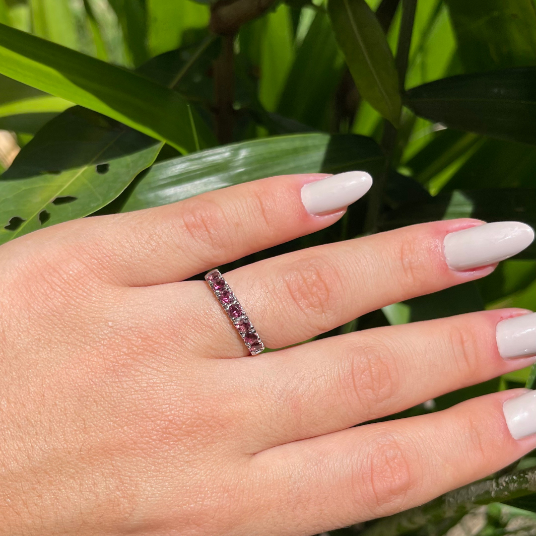 Meia Aliança em Ouro Branco 18K com Turmalinas Rosa 3 mm